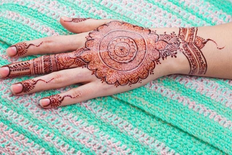 back hand mehndi design