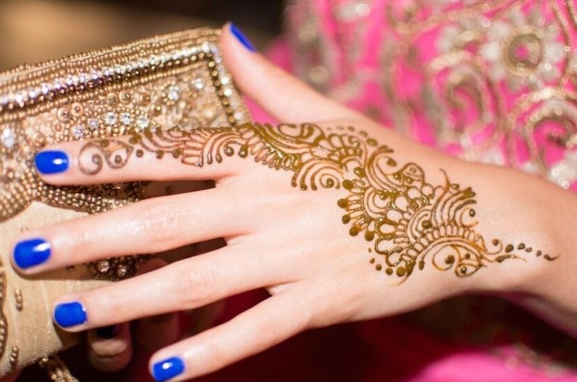 Mehndi pattern on girl hand