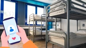 hostels room with app